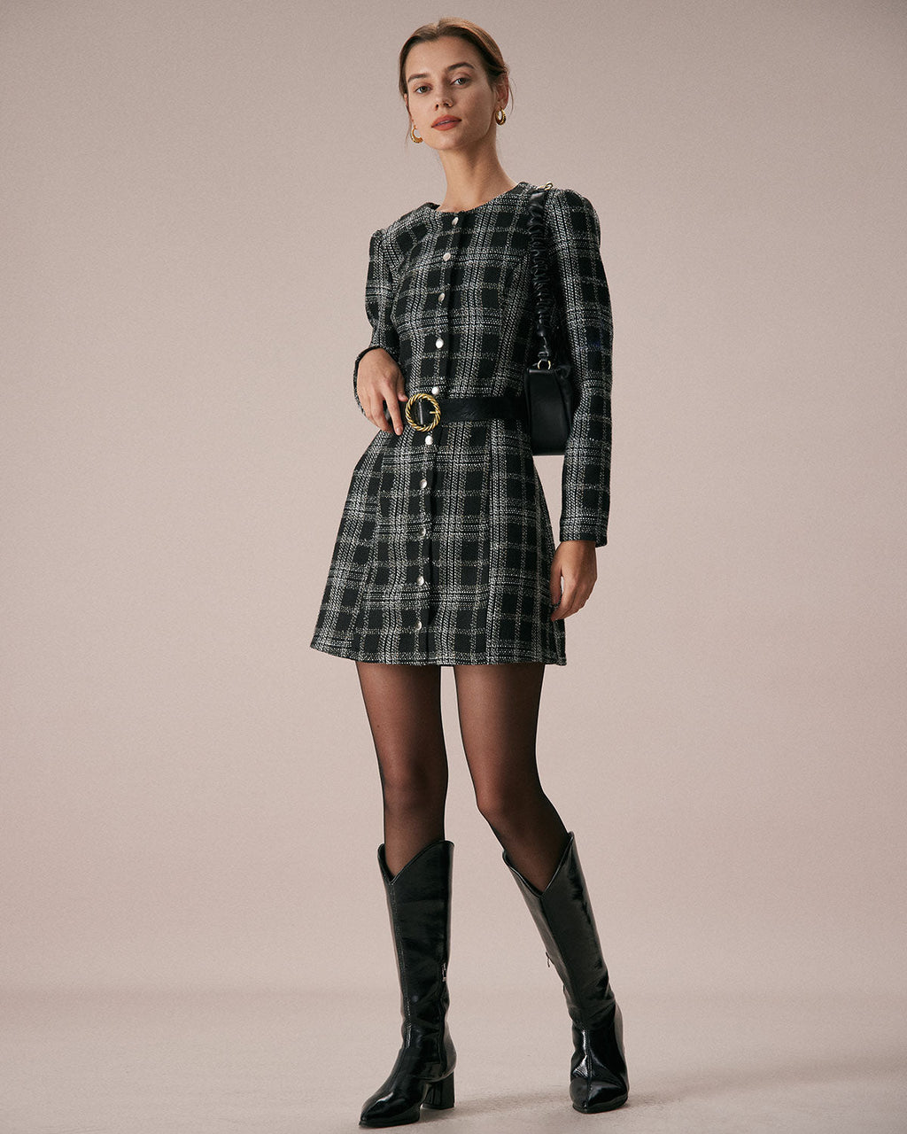 Vestido corto negro a cuadros con cuello redondo y silueta en A