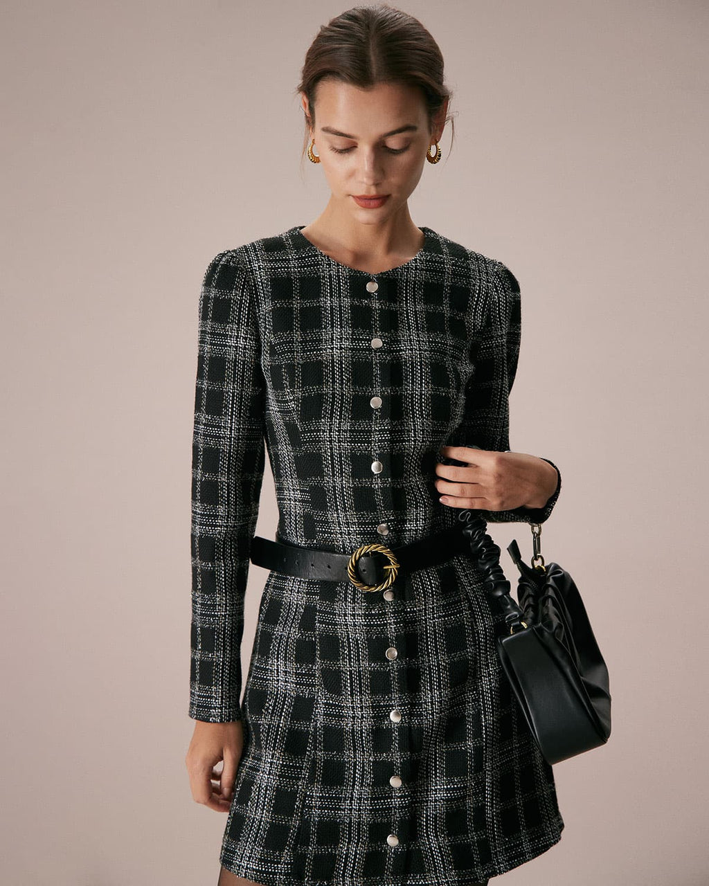 Vestido corto negro a cuadros con cuello redondo y silueta en A