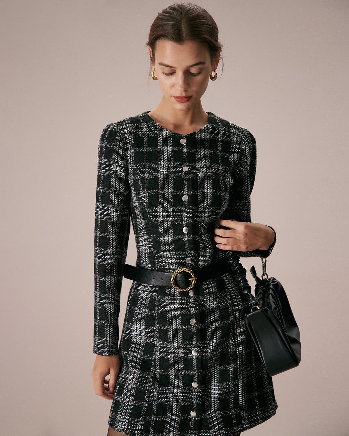 Vestido corto negro a cuadros con cuello redondo y silueta en A