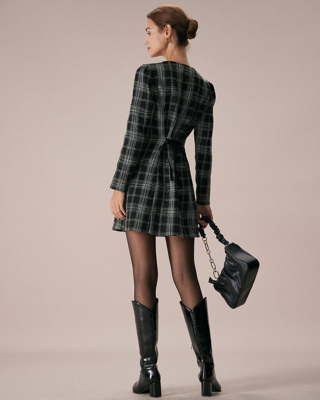 Vestido corto negro a cuadros con cuello redondo y silueta en A