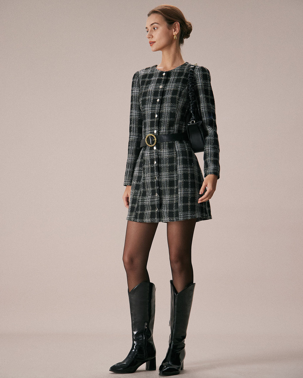Vestido corto negro a cuadros con cuello redondo y silueta en A