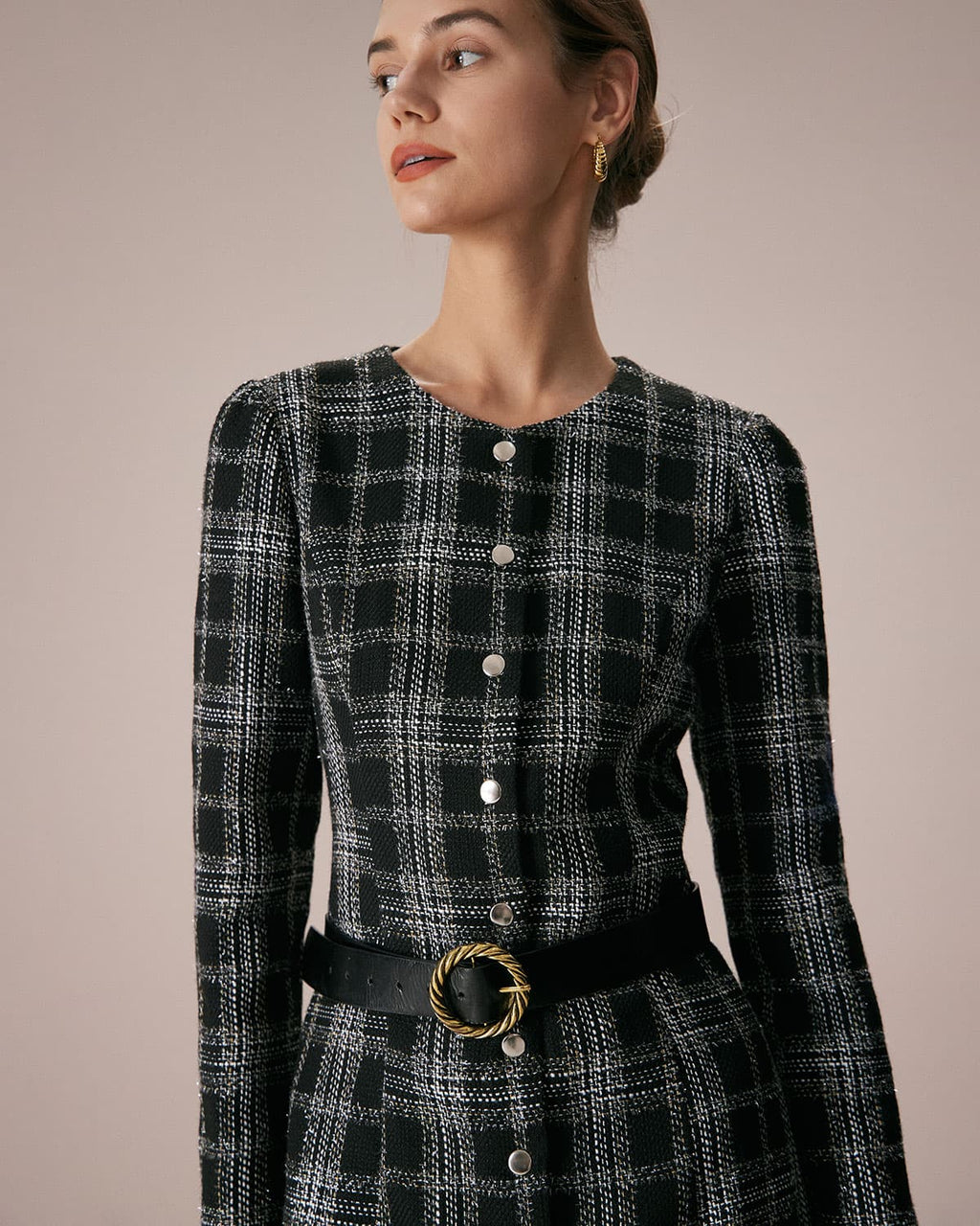 Vestido corto negro a cuadros con cuello redondo y silueta en A