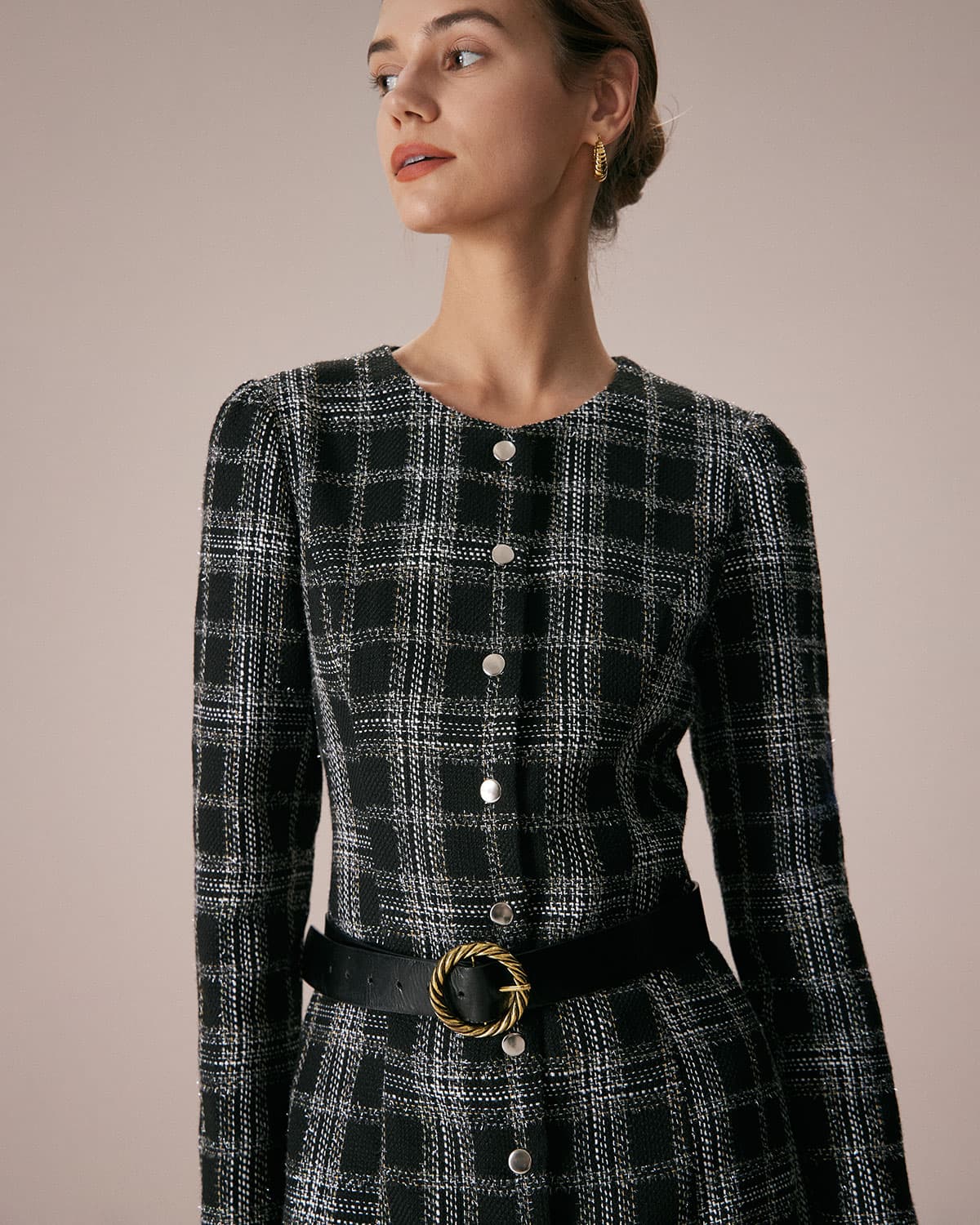 Vestido corto negro a cuadros con cuello redondo y silueta en A