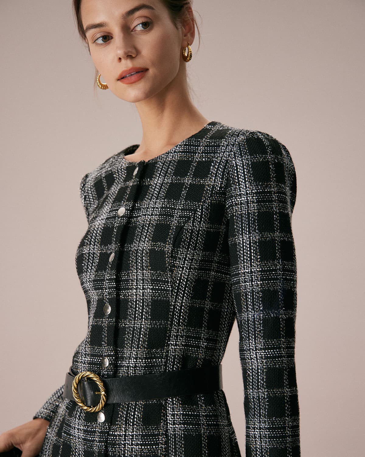 Vestido corto negro a cuadros con cuello redondo y silueta en A