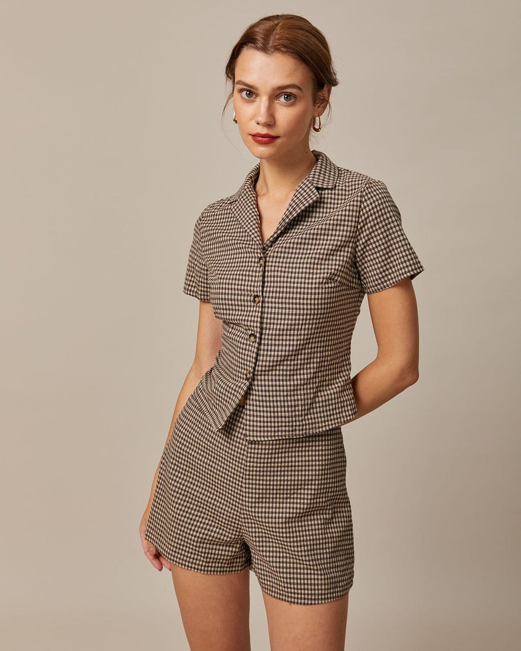 Blusa marrón de manga corta con solapas de cuadros gingham