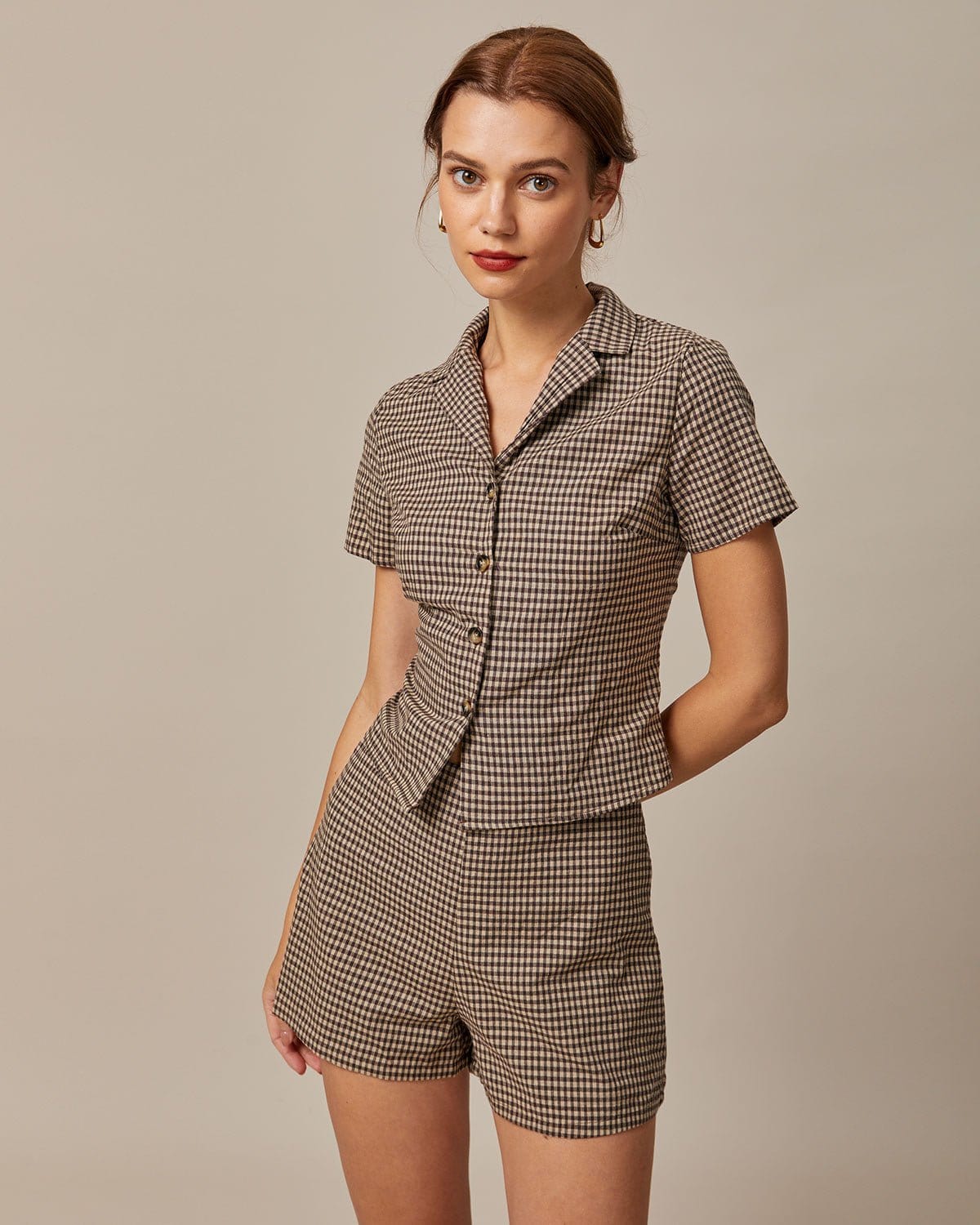 Blusa marrón de manga corta con solapas de cuadros gingham