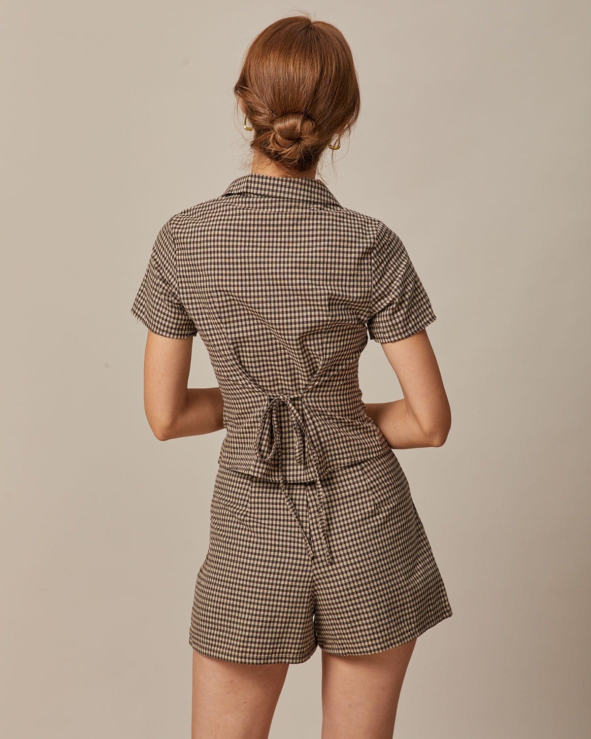 Blusa marrón de manga corta con solapas de cuadros gingham