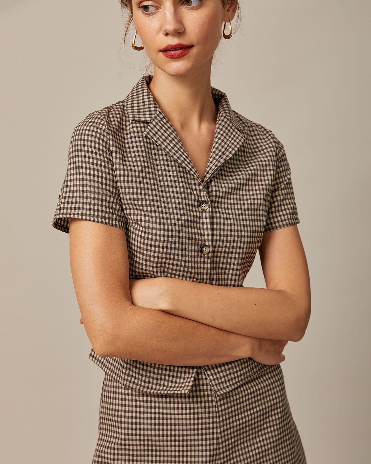 Blusa marrón de manga corta con solapas de cuadros gingham