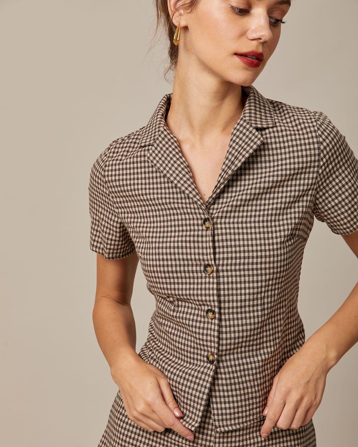 Blusa marrón de manga corta con solapas de cuadros gingham
