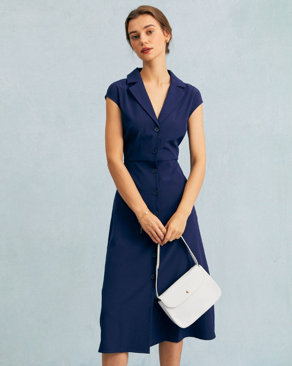 Vestido midi azul marino con escote en V, botones y manga tipo cap