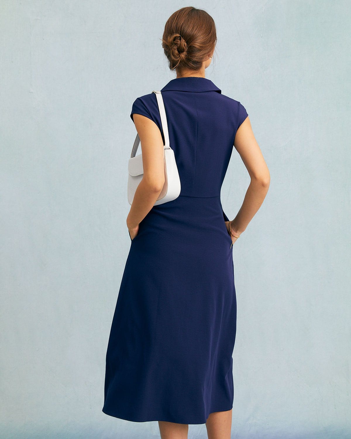 Vestido midi azul marino con escote en V, botones y manga tipo cap