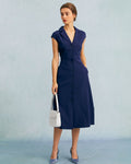 Vestido midi azul marino con escote en V, botones y manga tipo cap