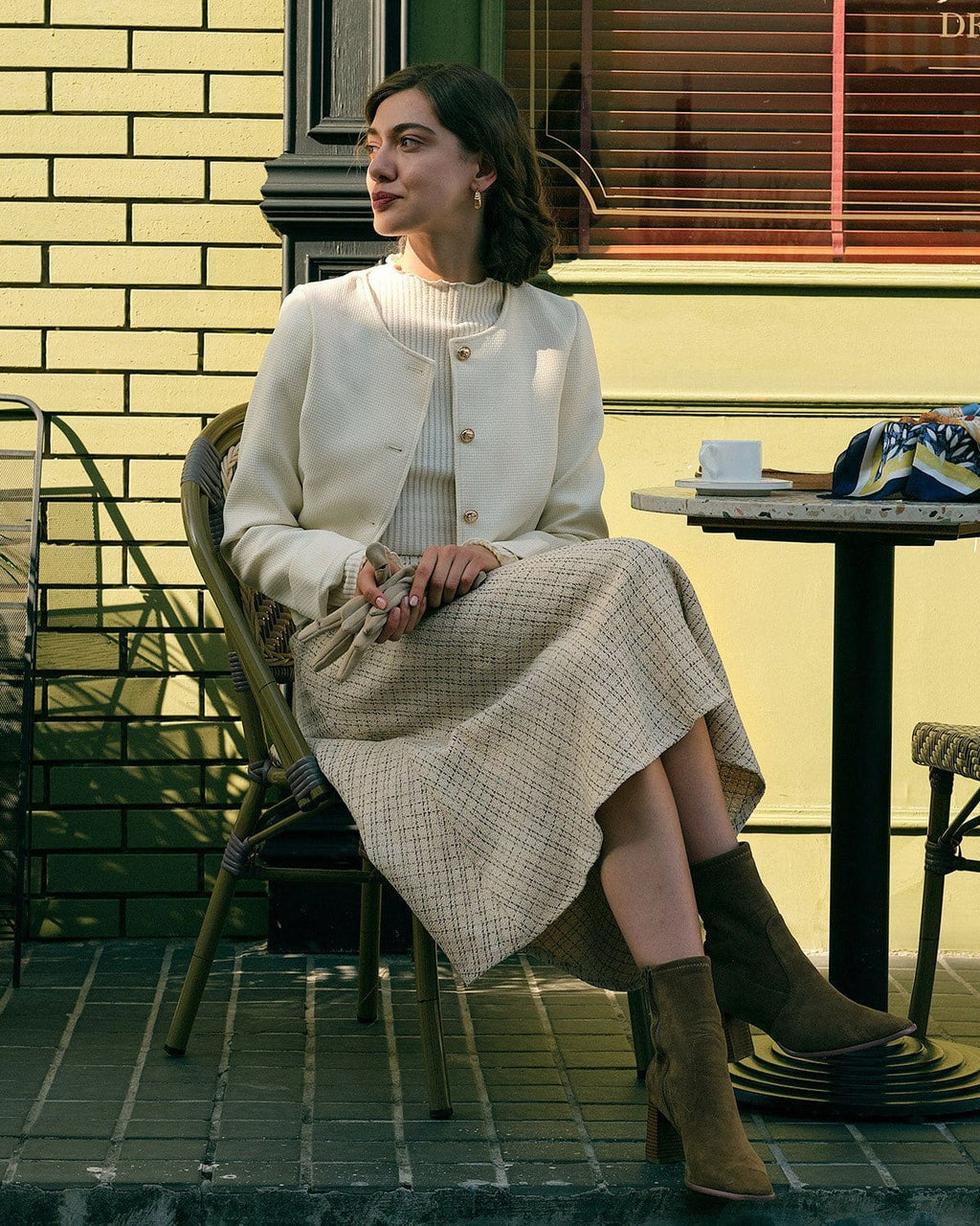 La falda de tweed de cintura alta con botones de perla