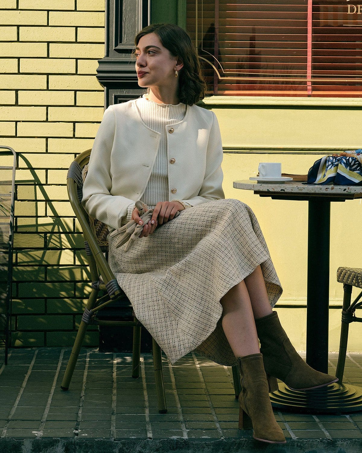 La falda de tweed de cintura alta con botones de perla