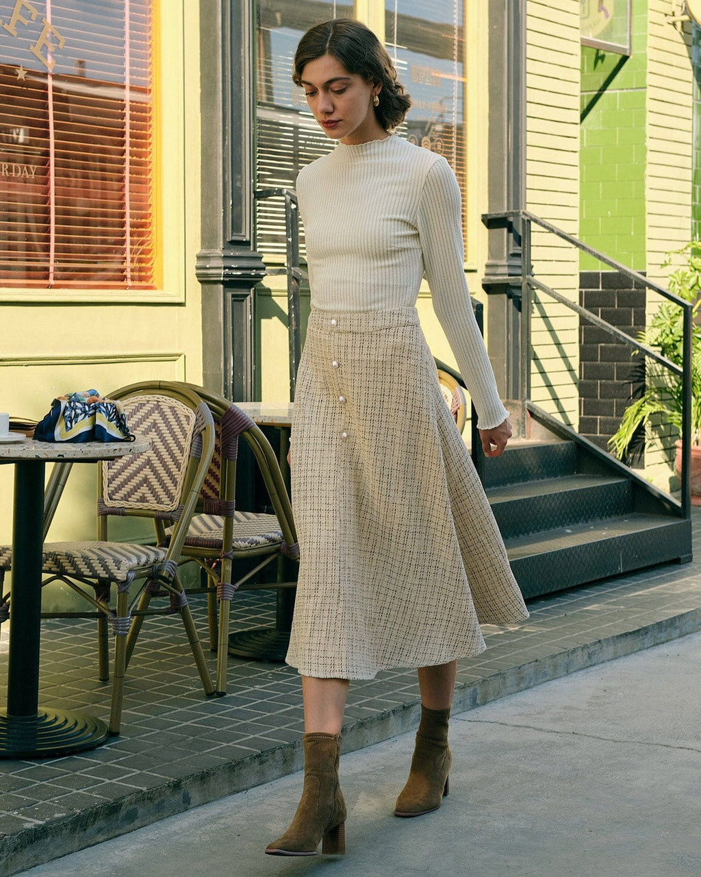 La falda de tweed de cintura alta con botones de perla
