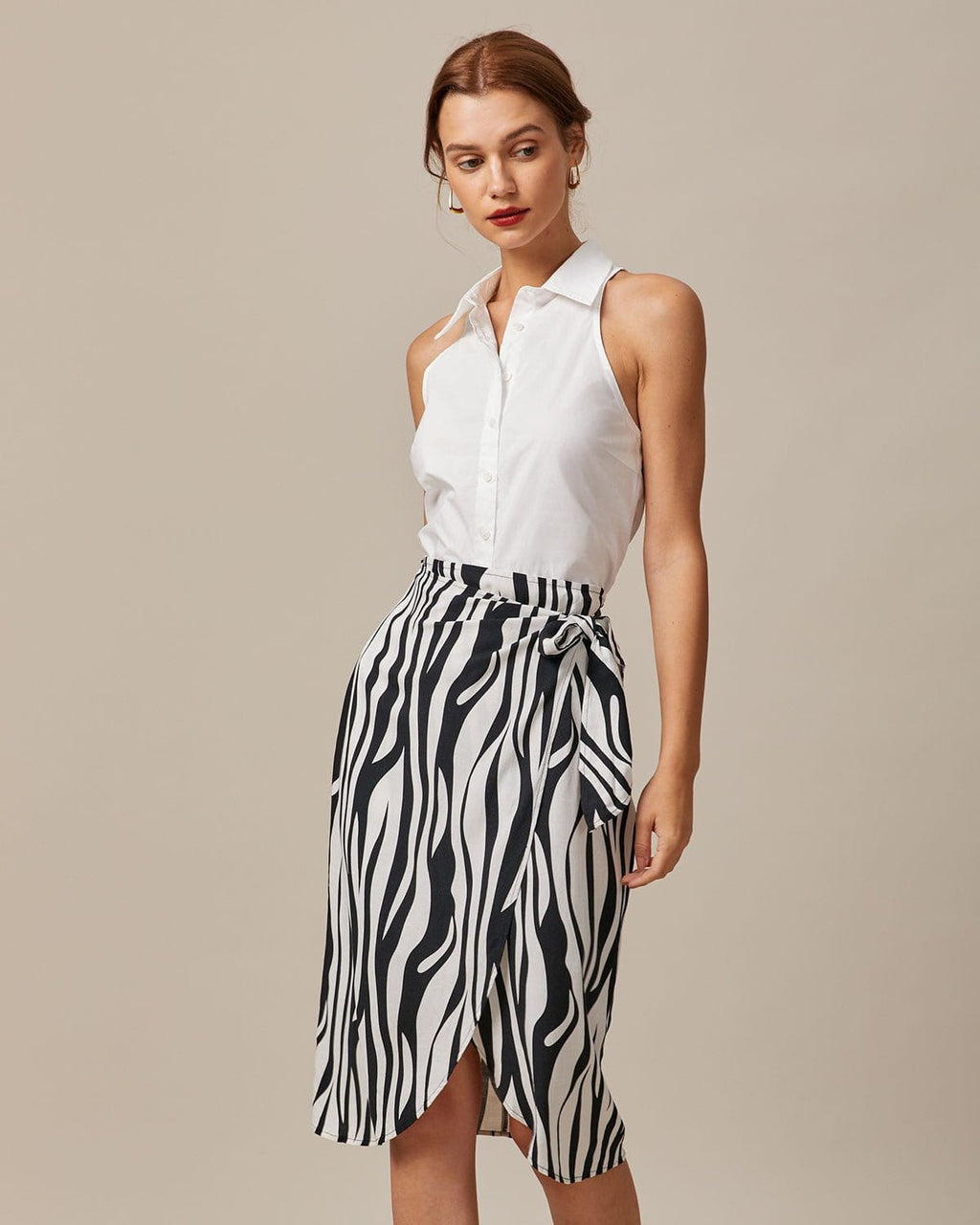 Camisa blanca sin mangas con cuello y botones