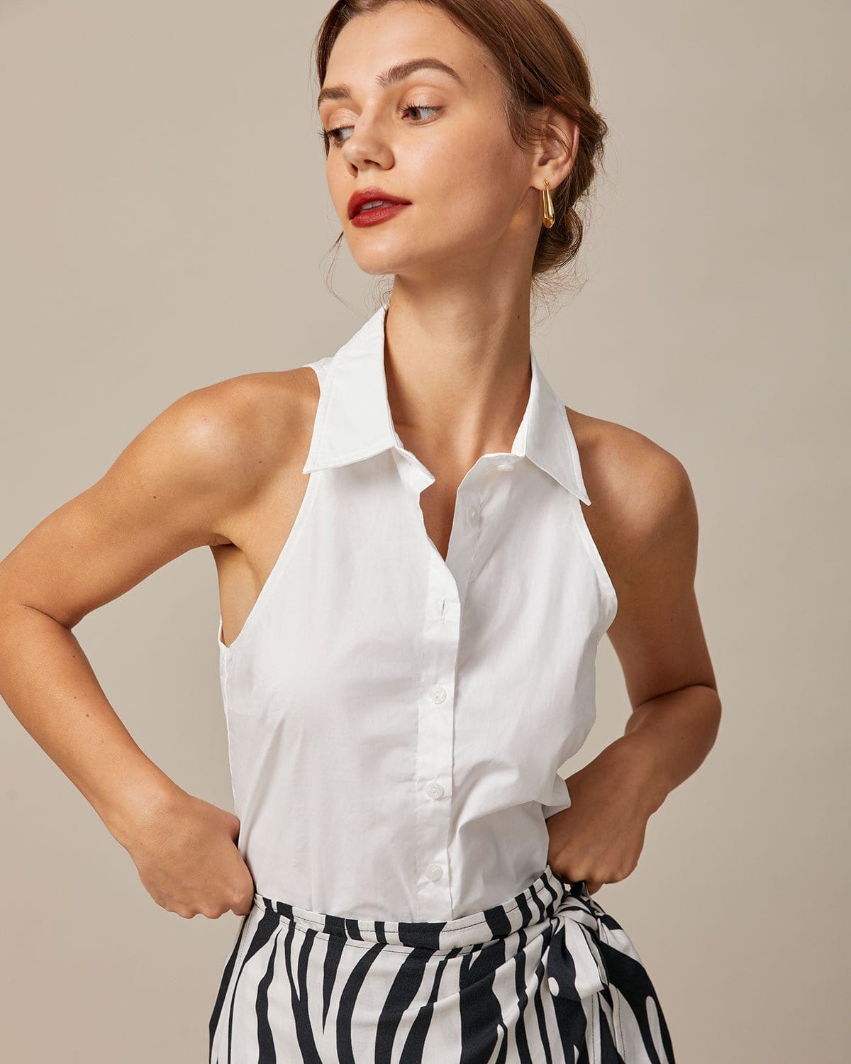 Camisa blanca sin mangas con cuello y botones