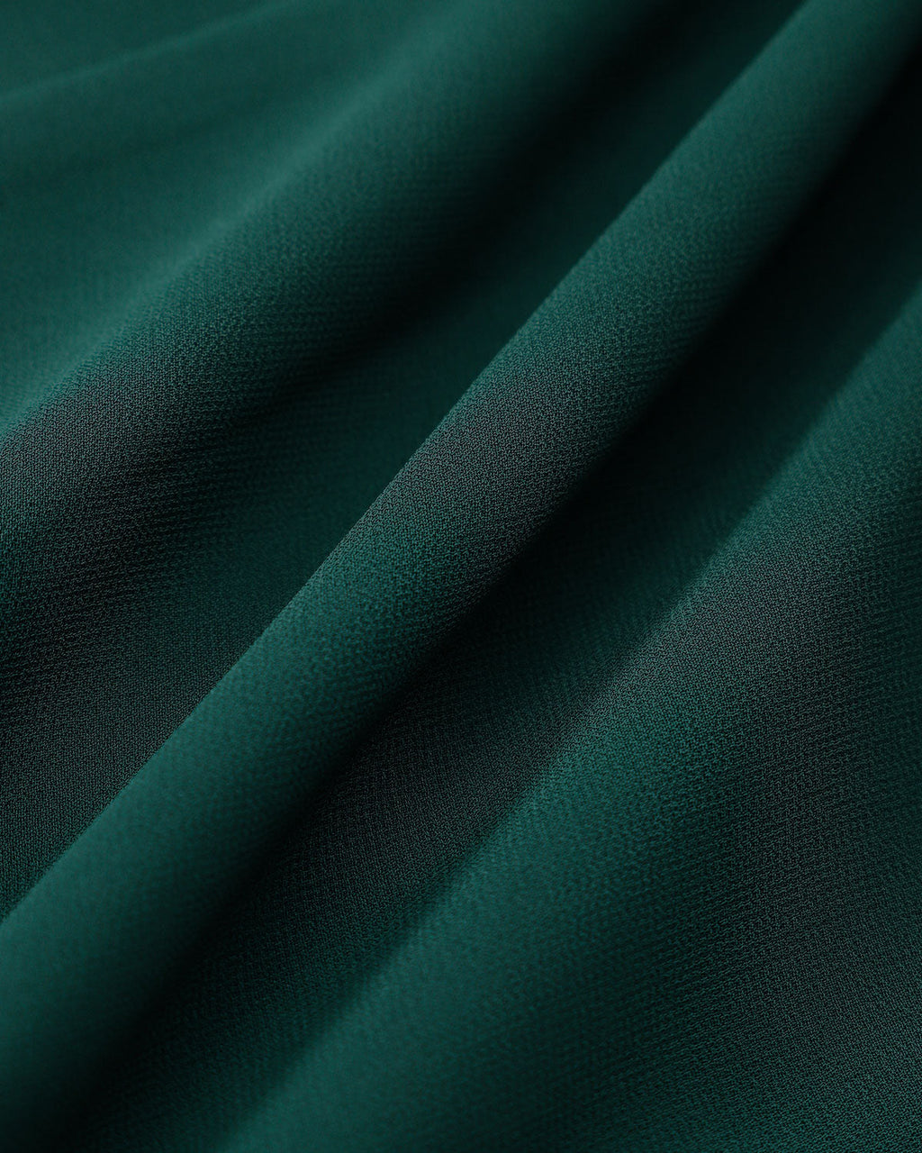 Vestido corto verde con cuello de lazo y tela transparente