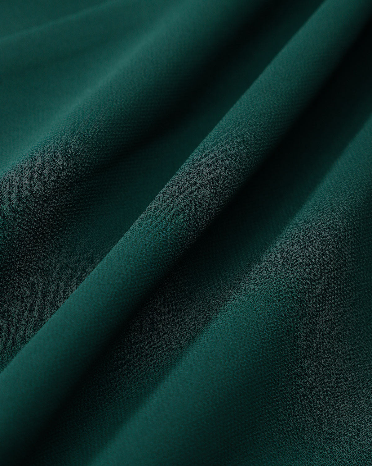 Vestido corto verde con cuello de lazo y tela transparente