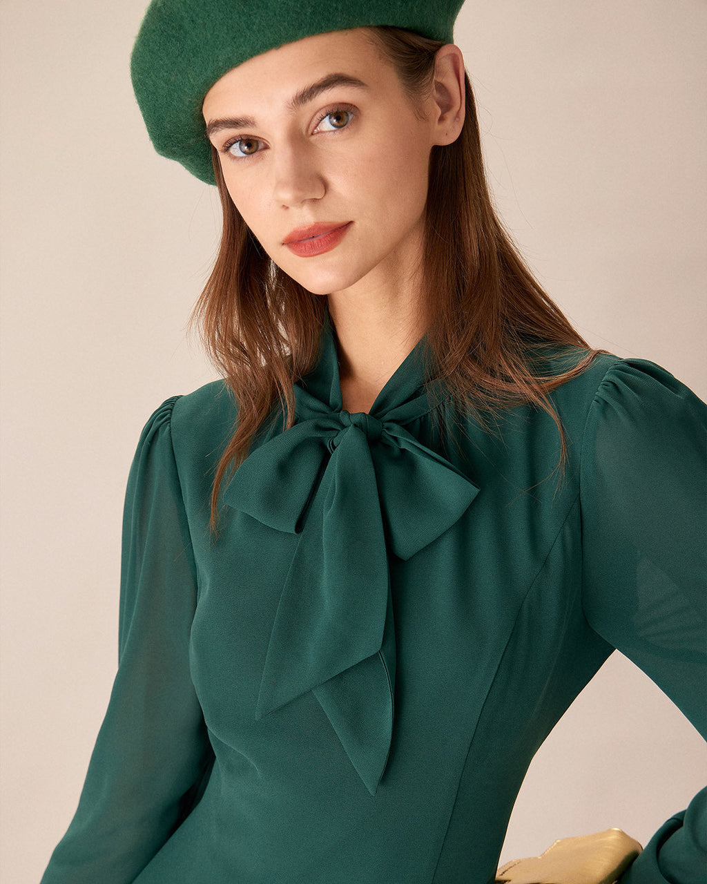 Vestido corto verde con cuello de lazo y tela transparente