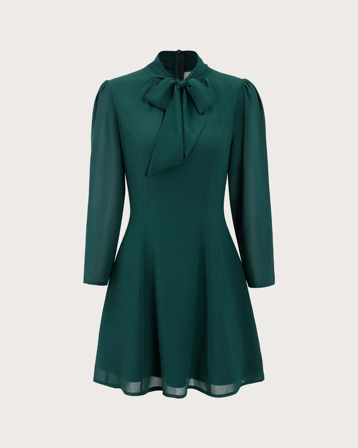 Vestido corto verde con cuello de lazo y tela transparente