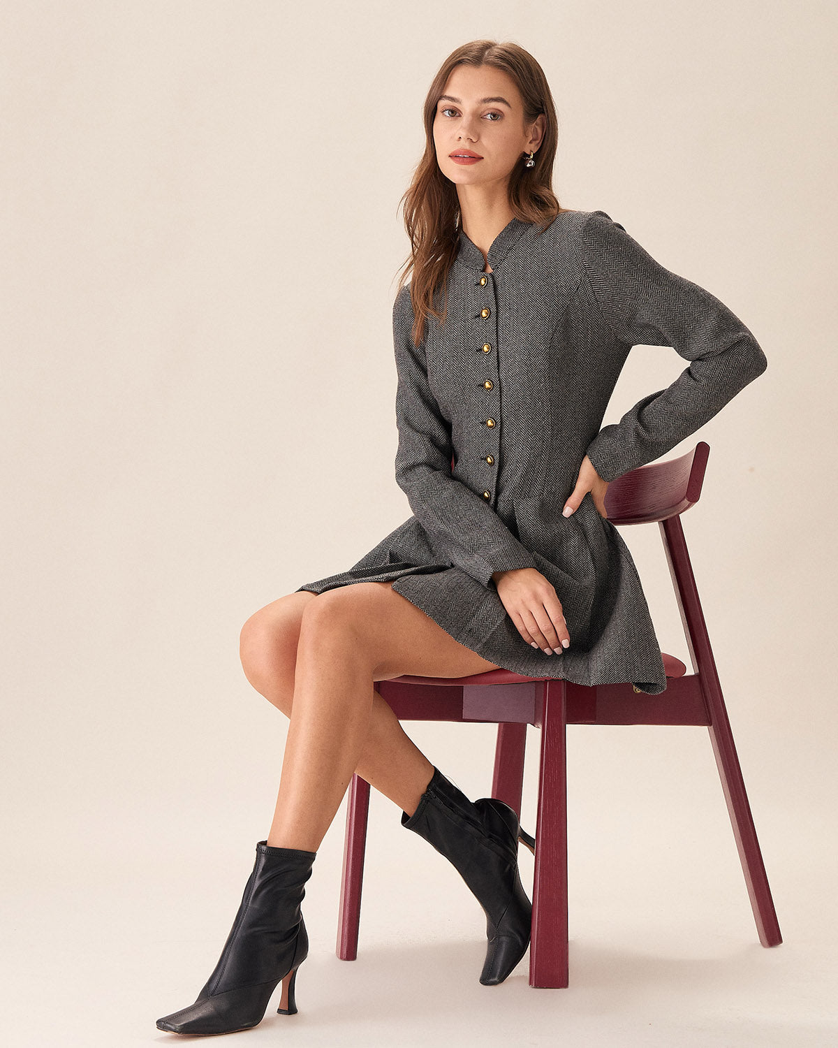 Vestido mini plisado gris con botones