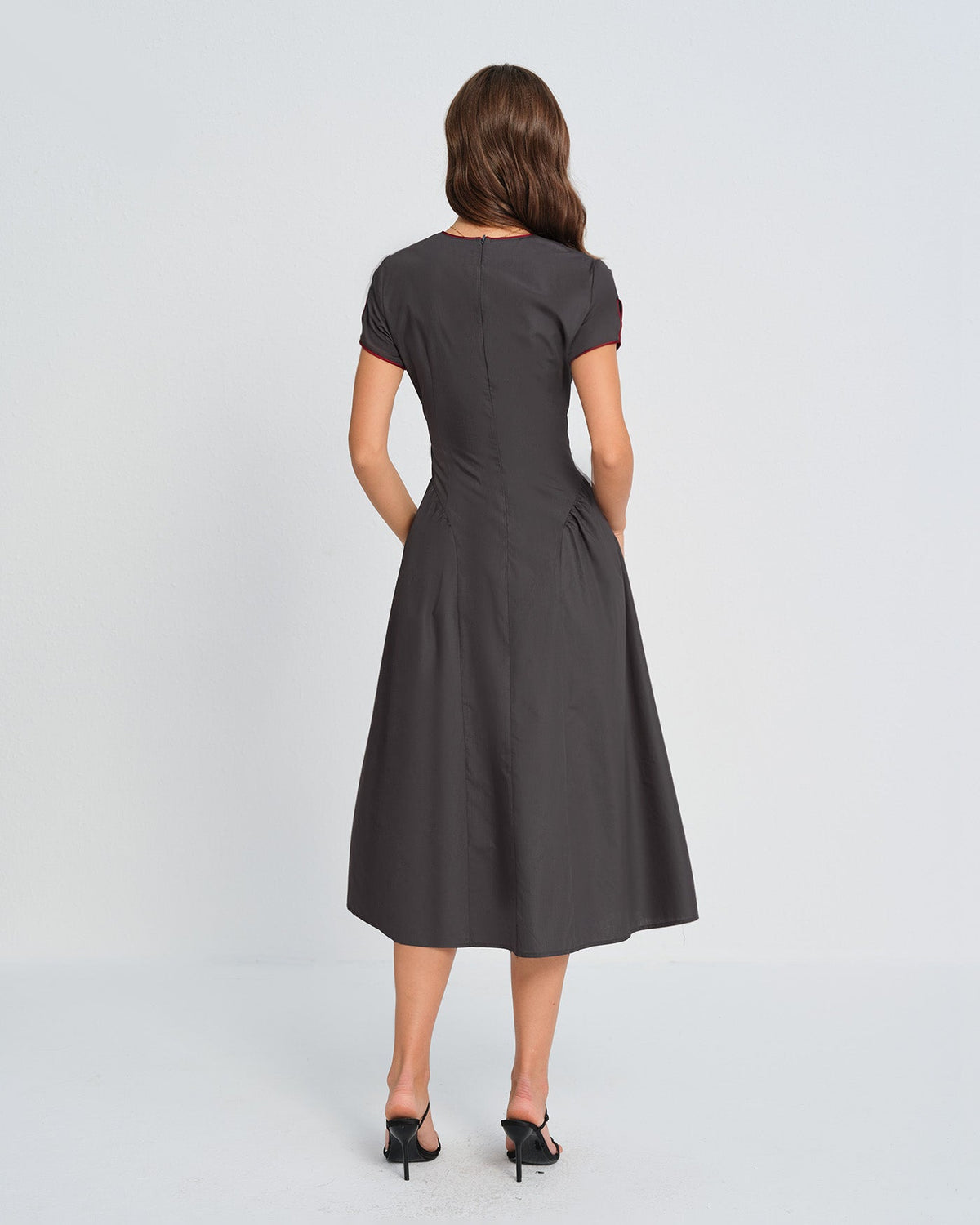 Vestido midi gris de cuello redondo