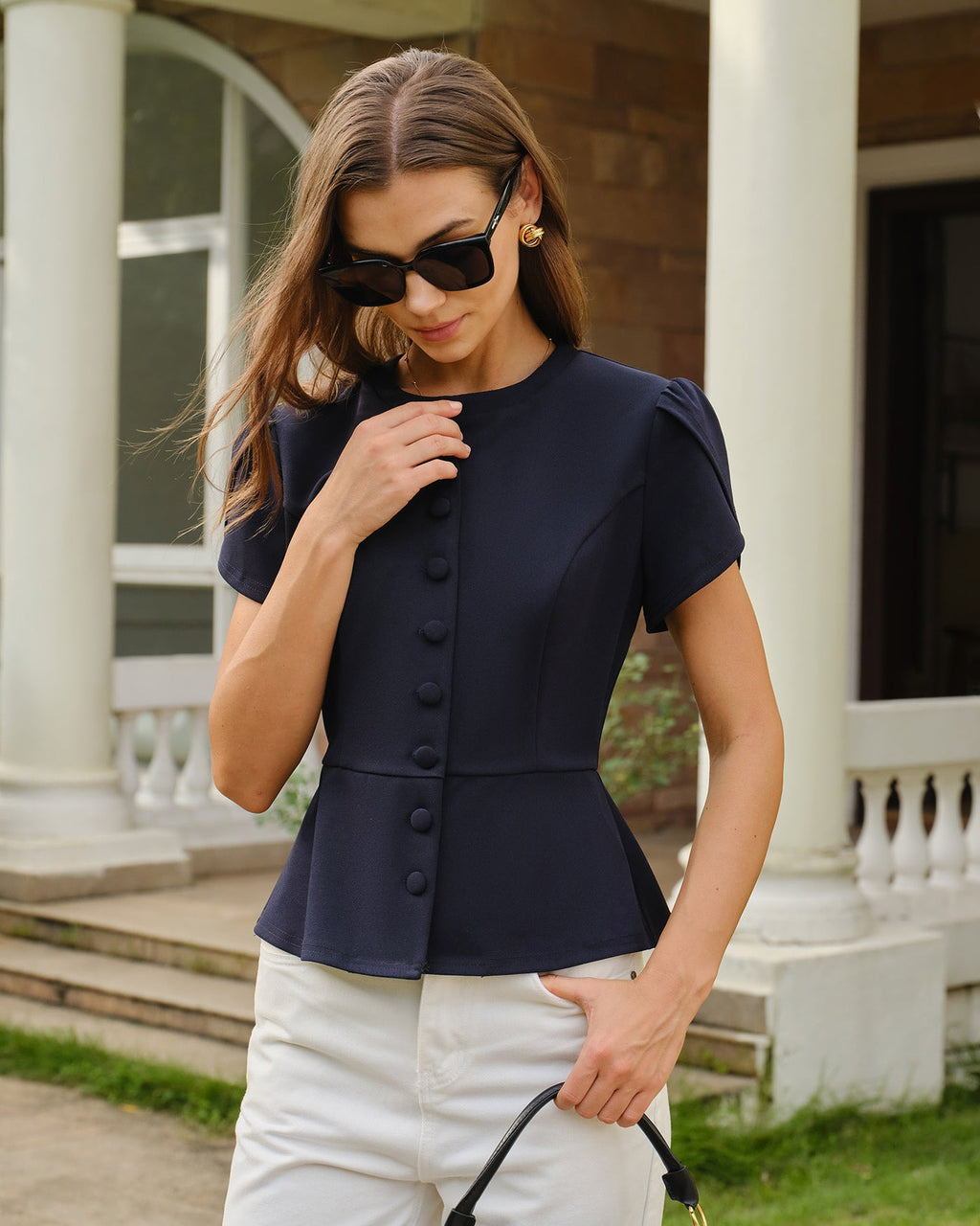 Blusa azul marino de cuello redondo con manga tipo pétalo