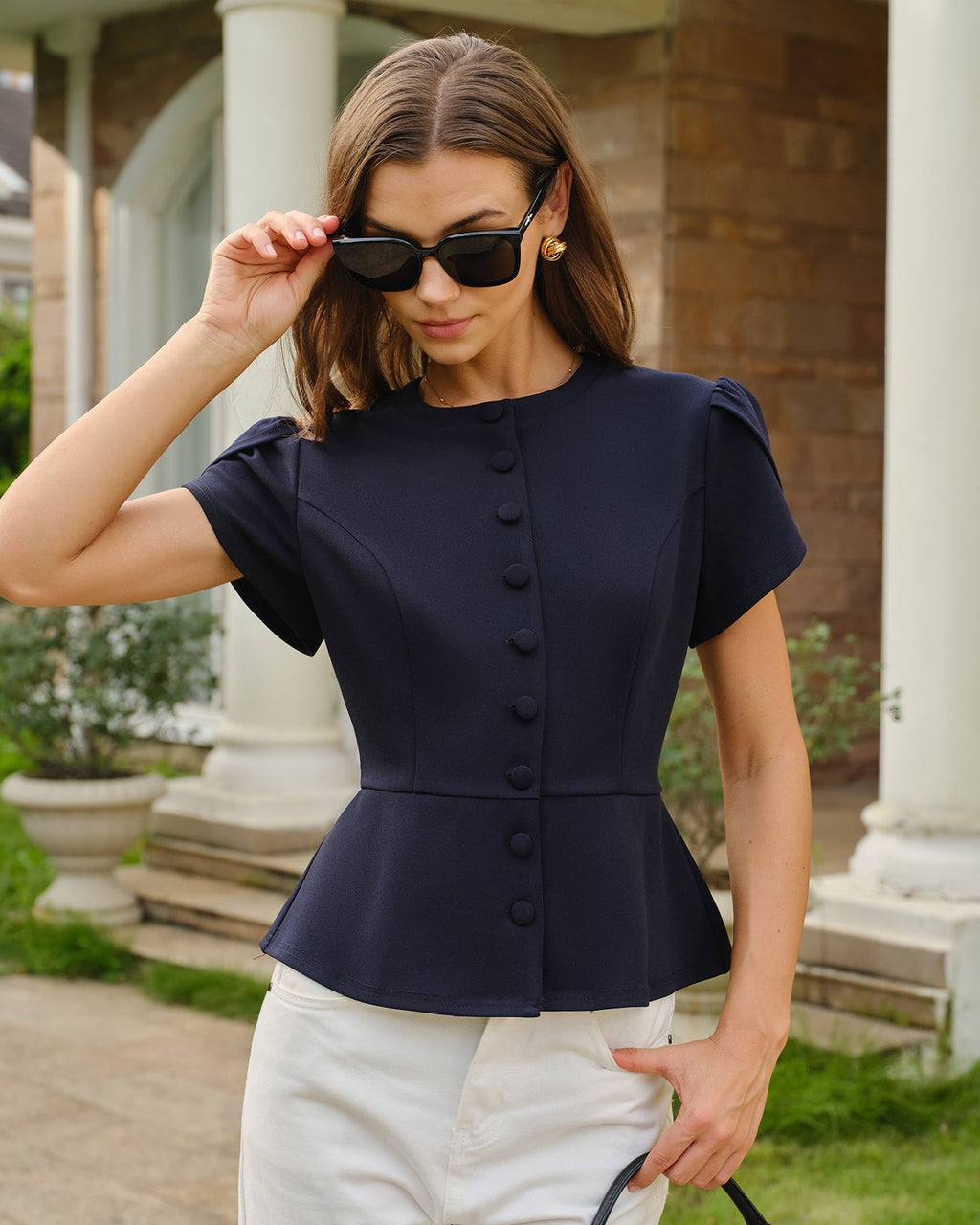 Blusa azul marino de cuello redondo con manga tipo pétalo