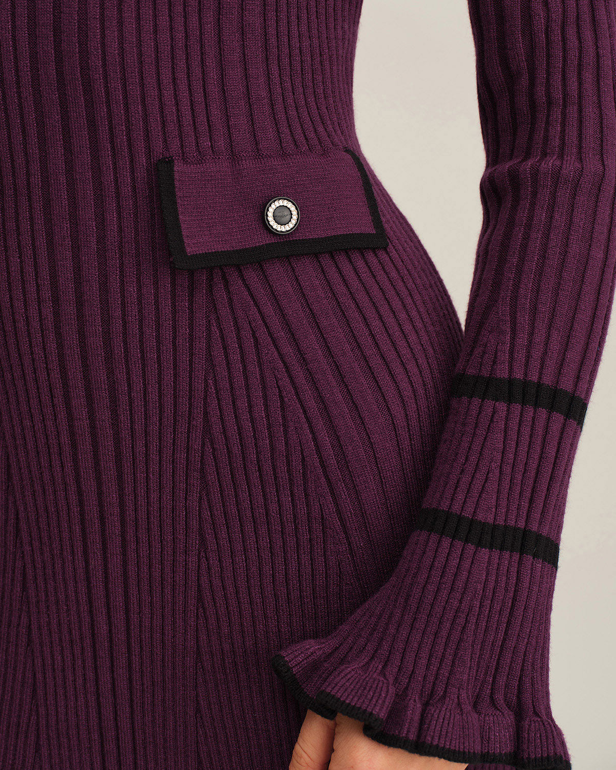 Vestido de punto morado con mangas campana en contraste