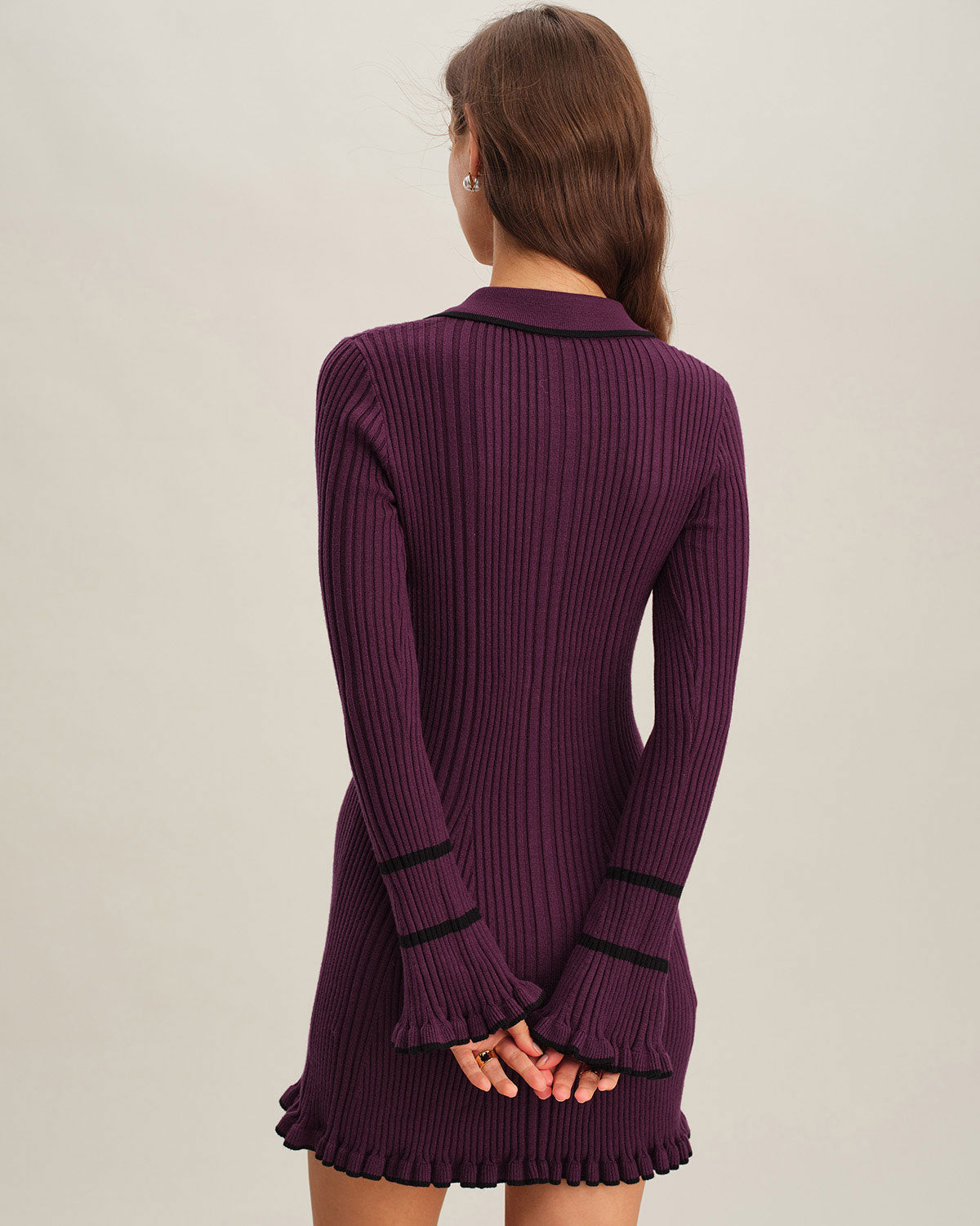 Vestido de punto morado con mangas campana en contraste
