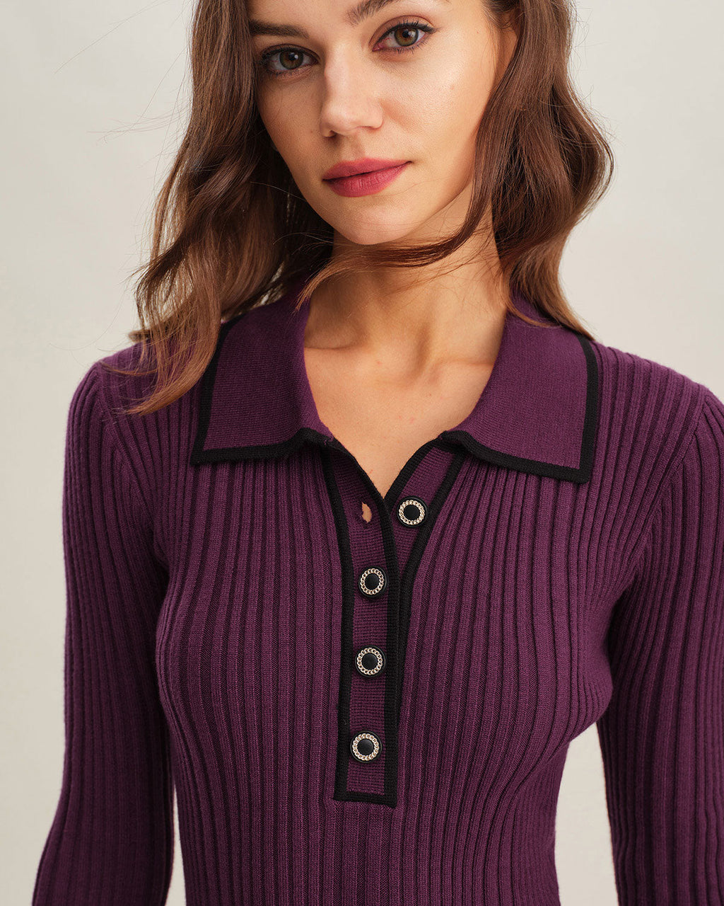 Vestido de punto morado con mangas campana en contraste