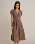 Vestido midi plisado de cuadros marrones con escote en V