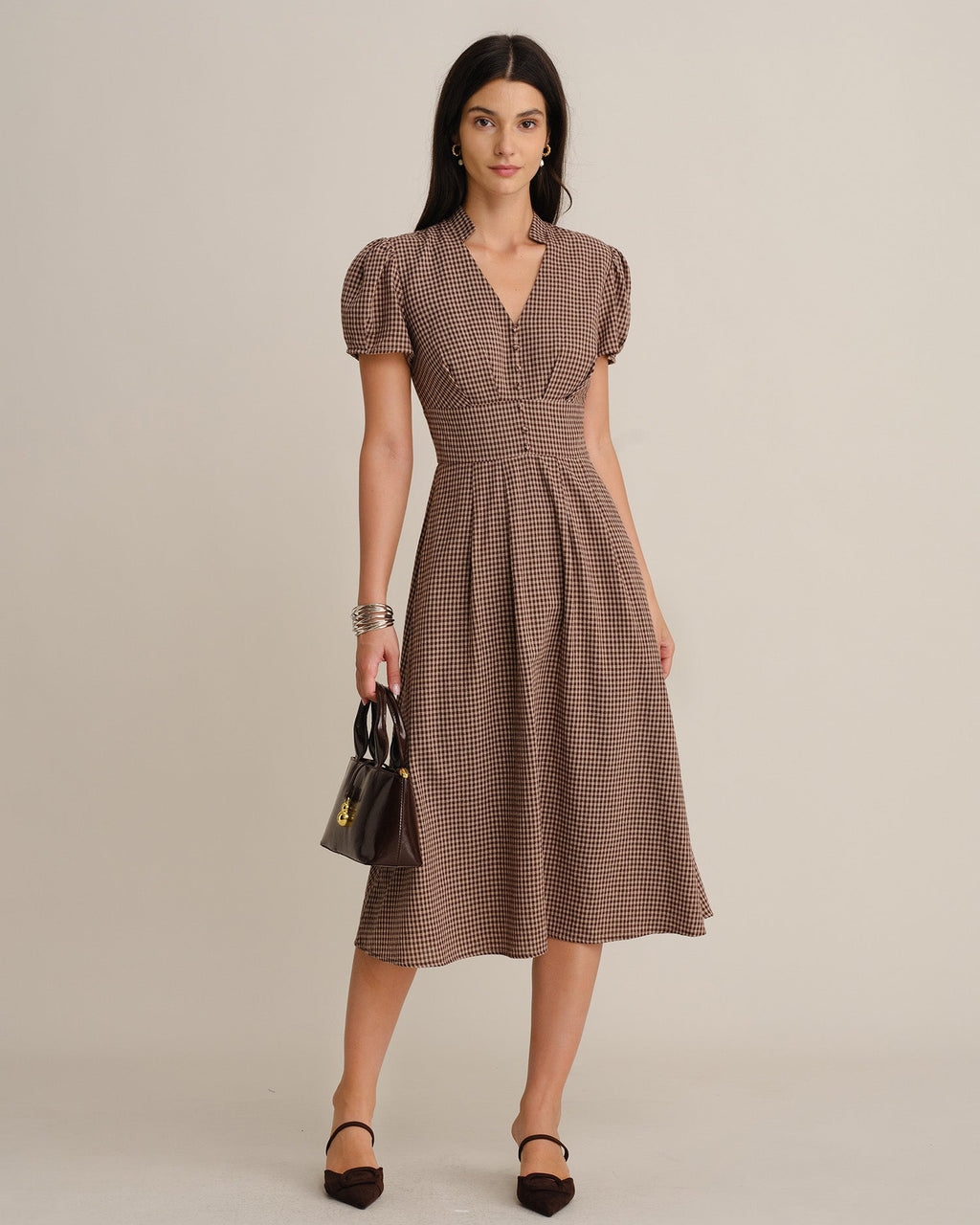 Vestido midi plisado de cuadros marrones con escote en V