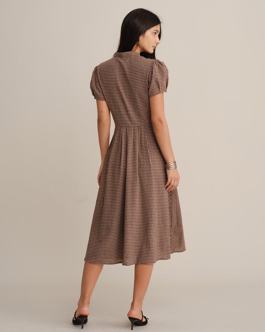 Vestido midi plisado de cuadros marrones con escote en V