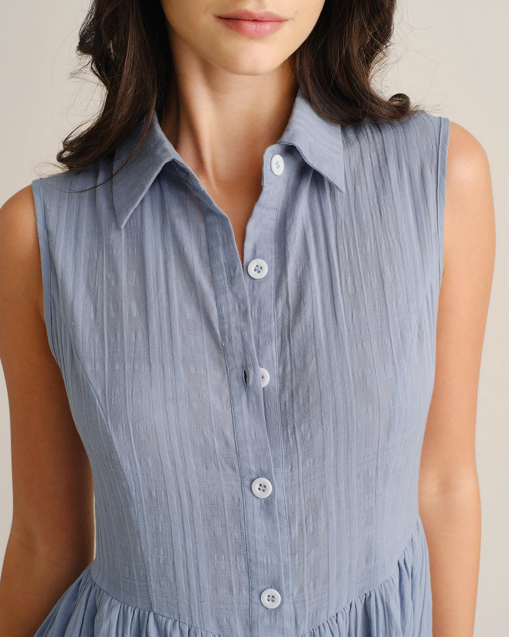 Vestido midi azul sin mangas con bolsillos y cuello azul