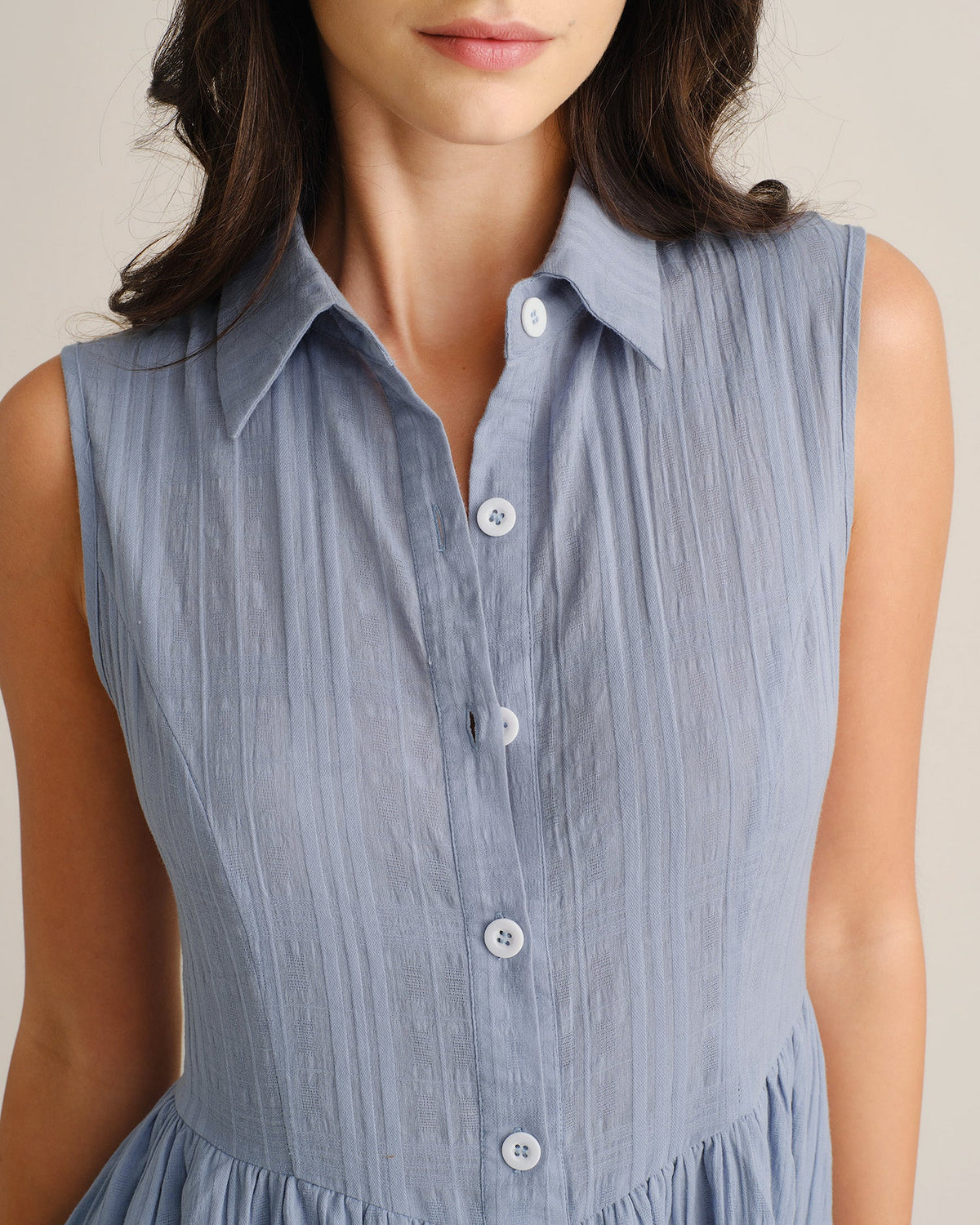Vestido midi azul sin mangas con bolsillos y cuello azul