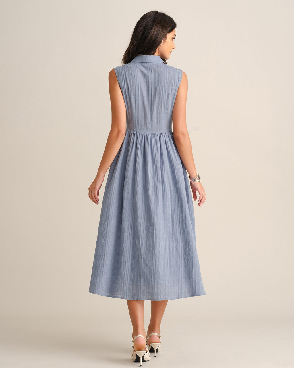 Vestido midi azul sin mangas con bolsillos y cuello azul