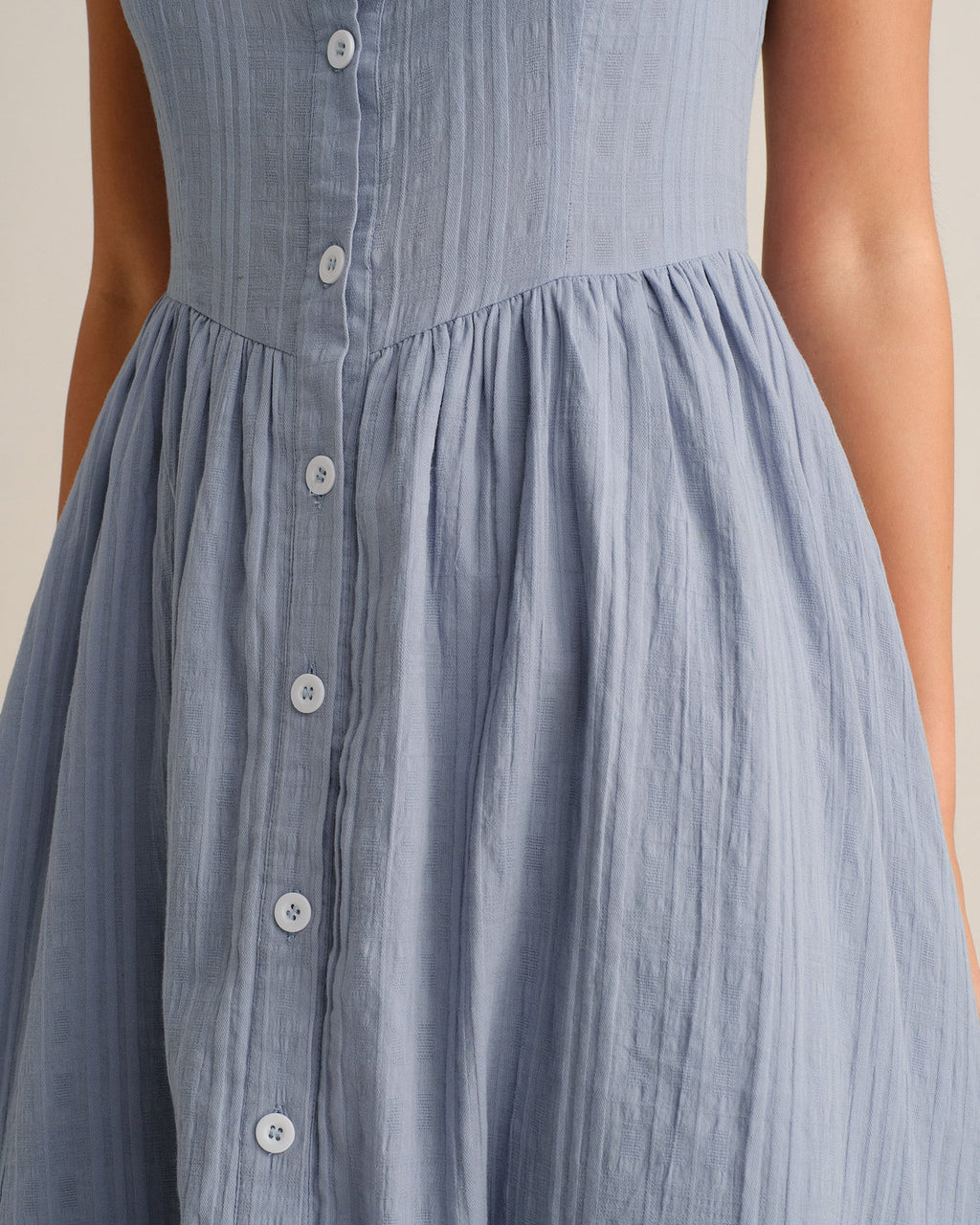 Vestido midi azul sin mangas con bolsillos y cuello azul