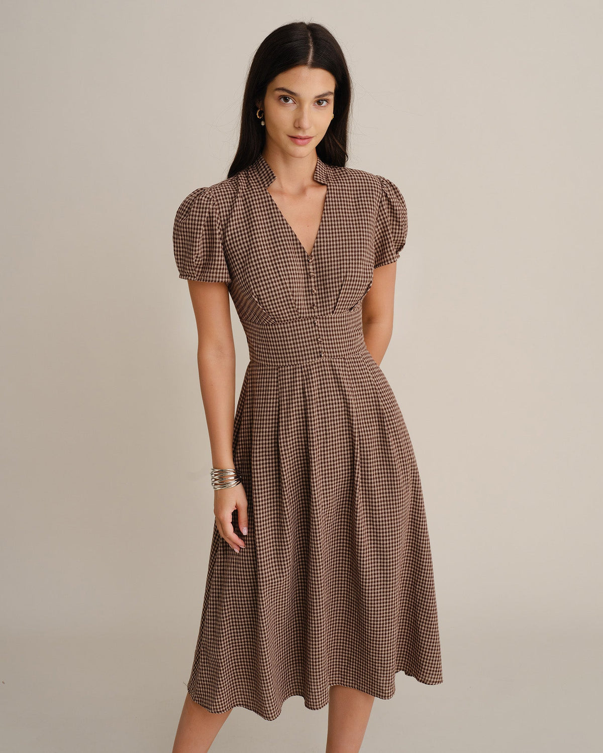 Vestido midi plisado de cuadros marrones con escote en V