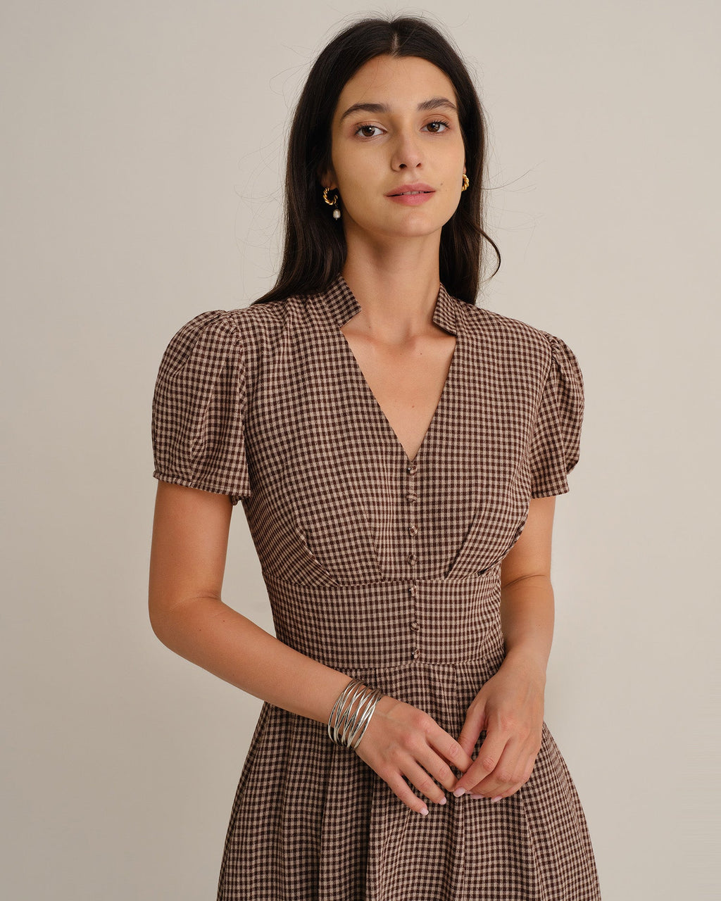 Vestido midi plisado de cuadros marrones con escote en V