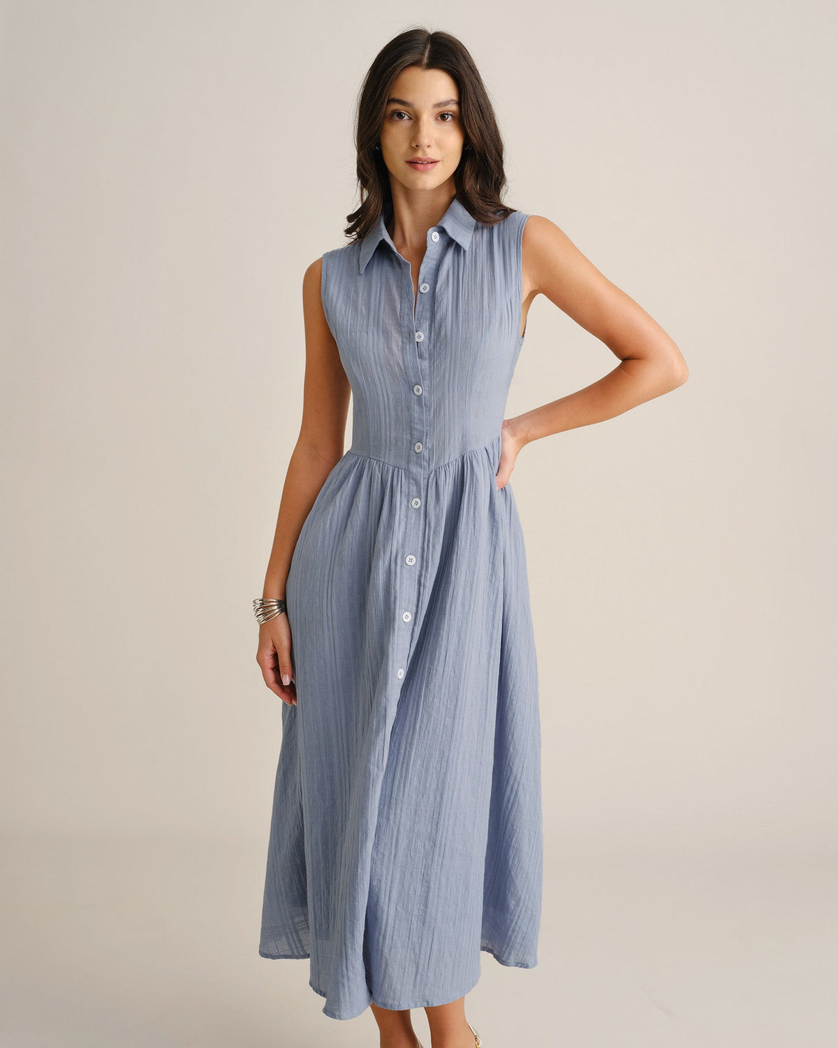 Vestido midi azul sin mangas con bolsillos y cuello azul