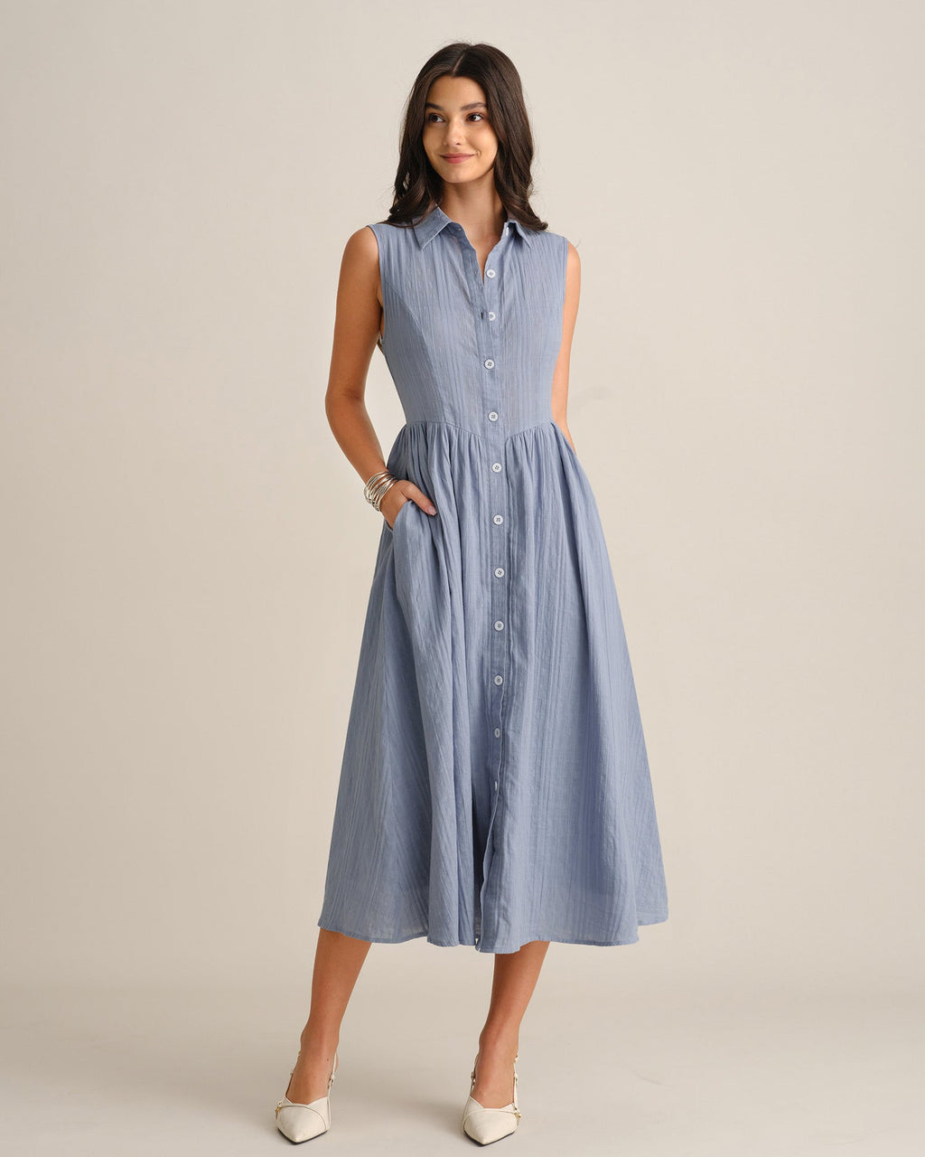 Vestido midi azul sin mangas con bolsillos y cuello azul