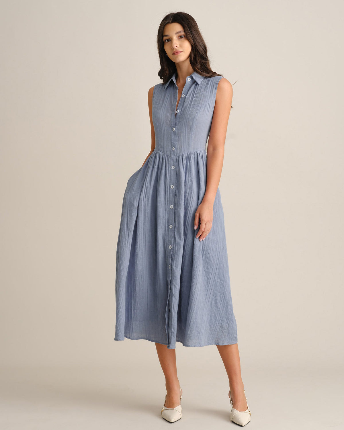Vestido midi azul sin mangas con bolsillos y cuello azul