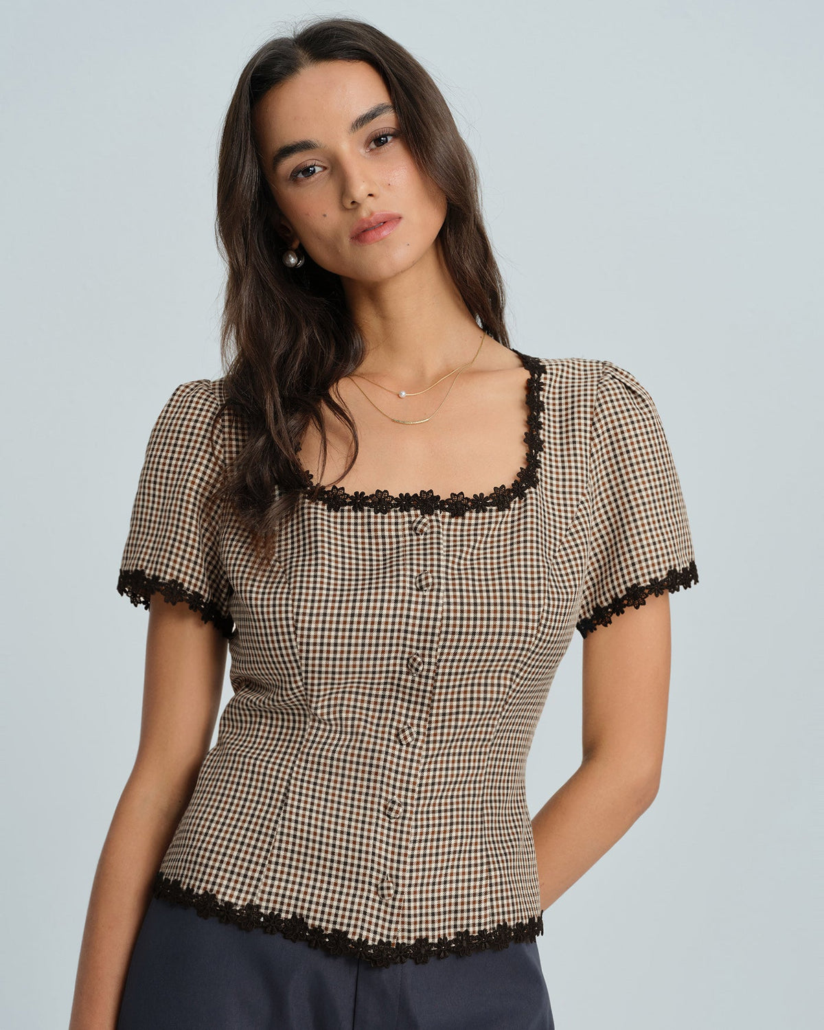 Blusa a cuadros color café con cuello cuadrado