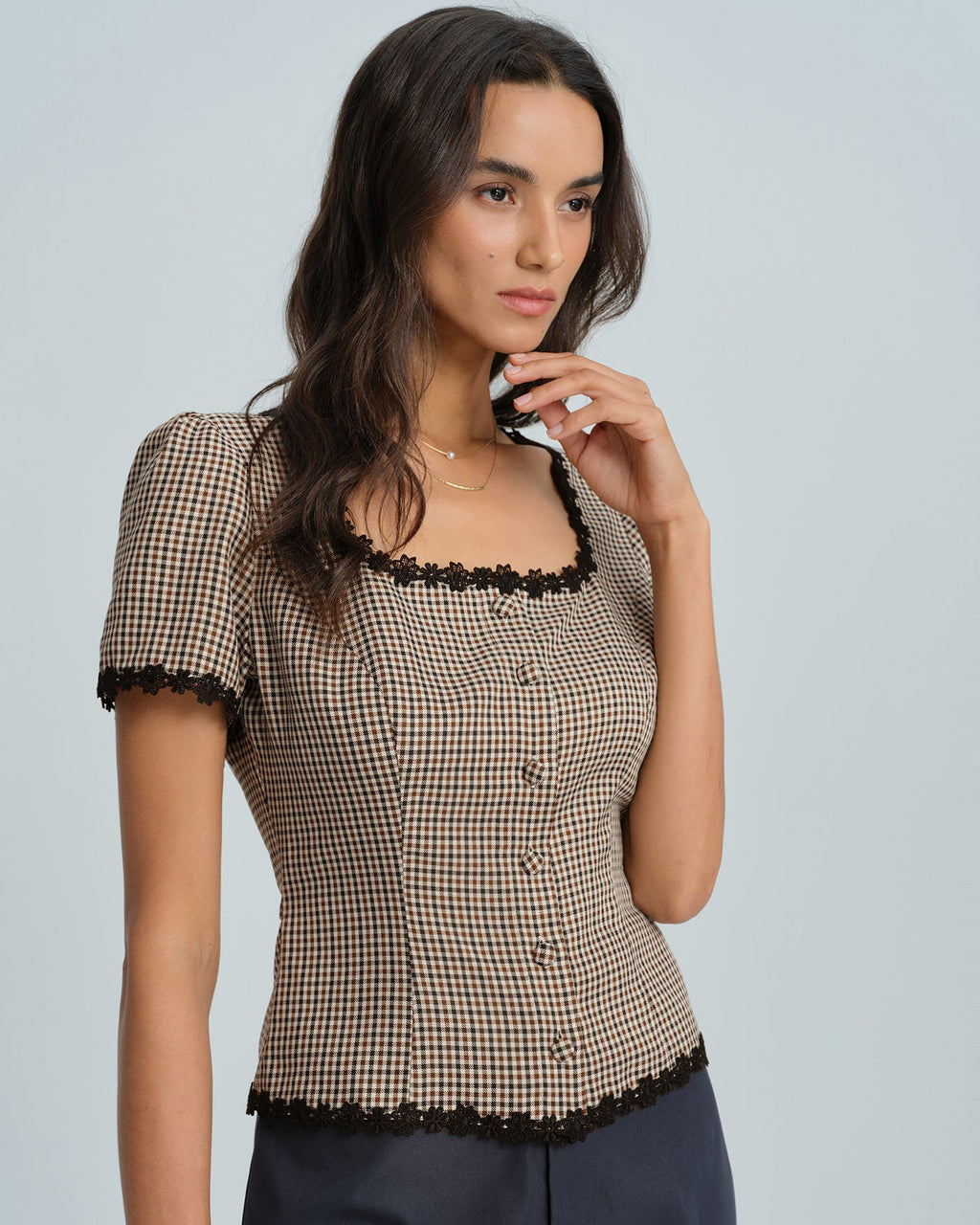 Blusa a cuadros color café con cuello cuadrado