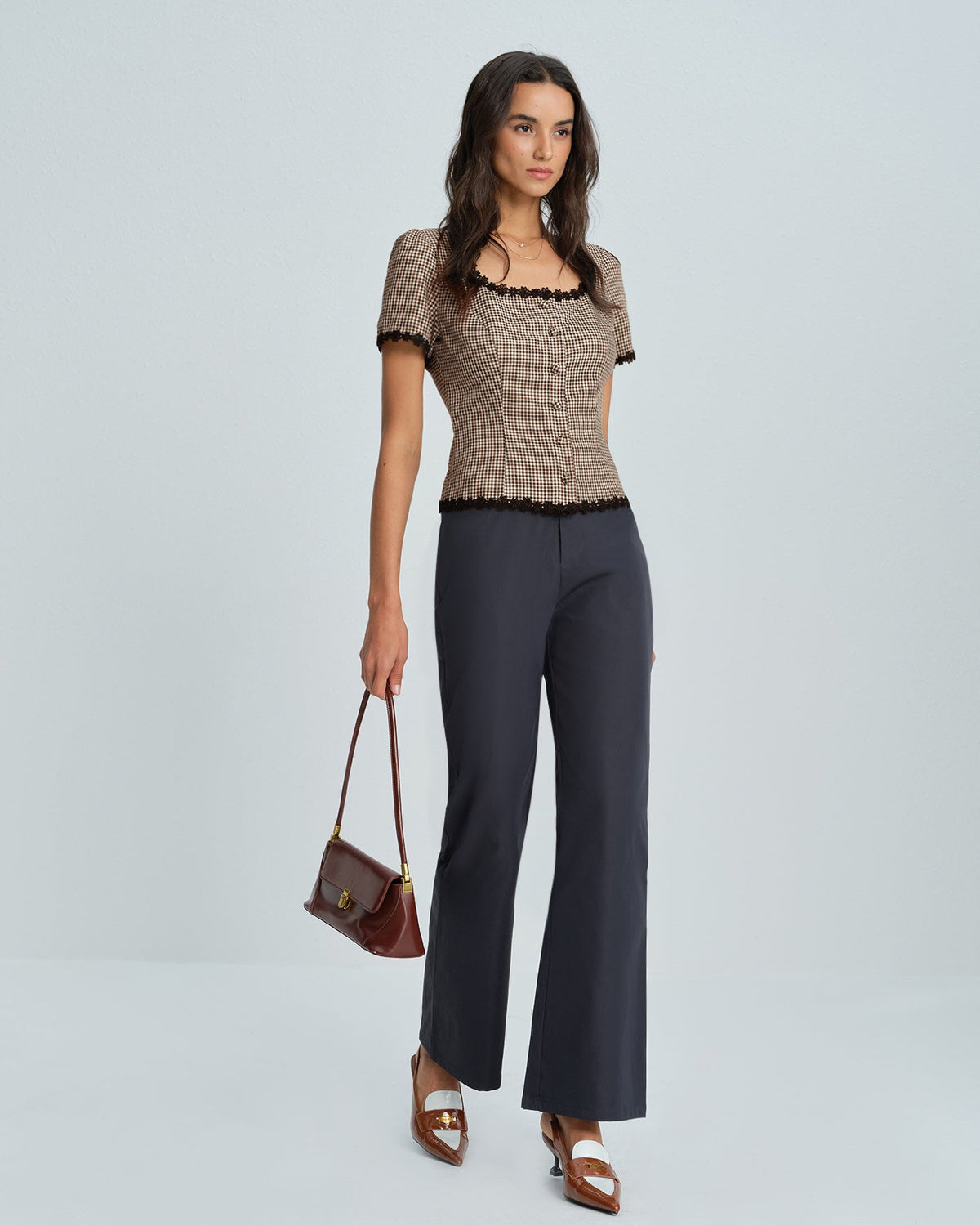 Blusa a cuadros color café con cuello cuadrado