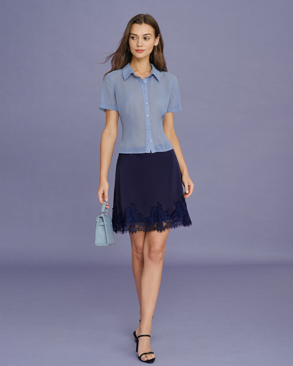 Blusa de chiffón con cuello azul y botones