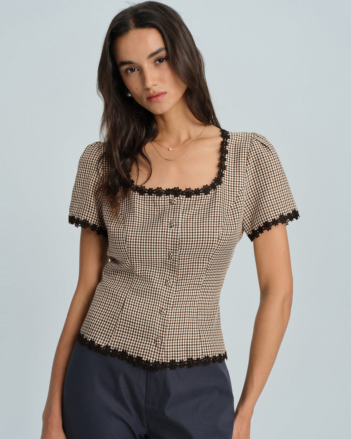 Blusa a cuadros color café con cuello cuadrado