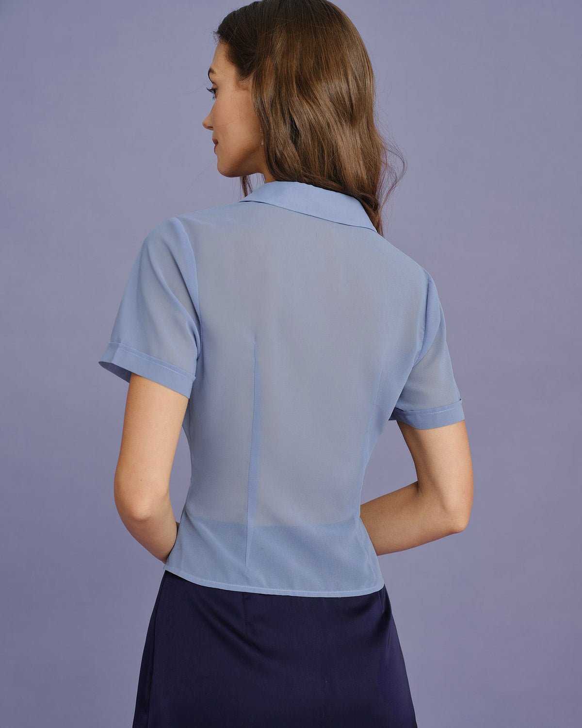 Blusa de chiffón con cuello azul y botones